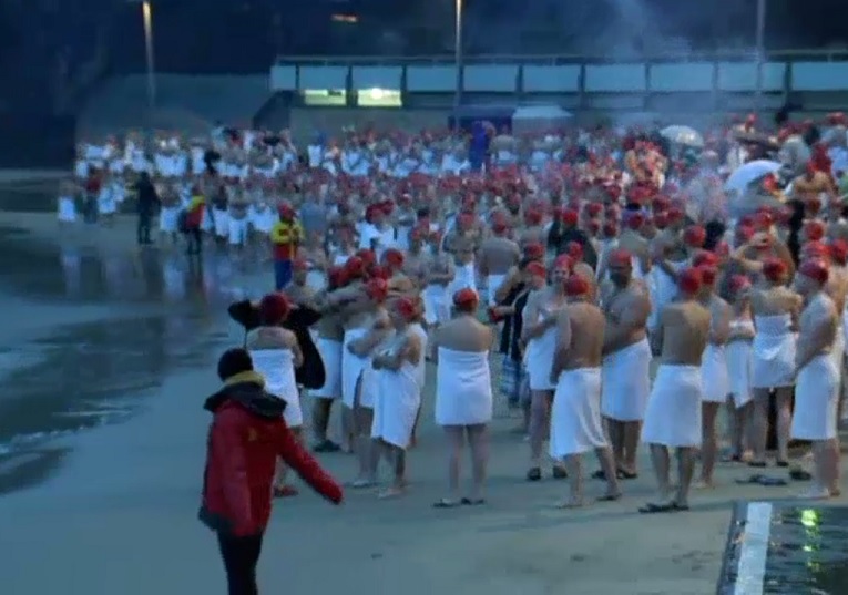 Úc: Trăm người khỏa thân tắm biển giữa mùa đông